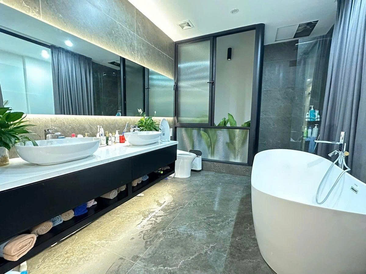 Hiếm nhà đẹp 7 tầng mặt phố Bạch Thái Bưởi, 92m2, mặt tiền rộng 4.5m, thang máy, kinh doanh 5