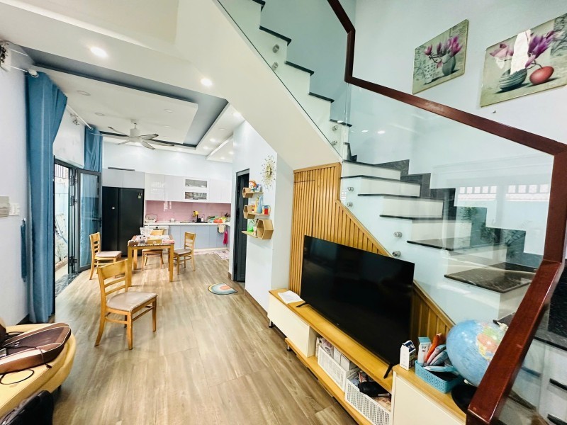 Bán nhà 3 tầng, DT 75m2, Số 7, Linh Trung, Thủ Đức, TP HCM giá 7,89  tỷ, sổ hồng. Liên hệ: 2
