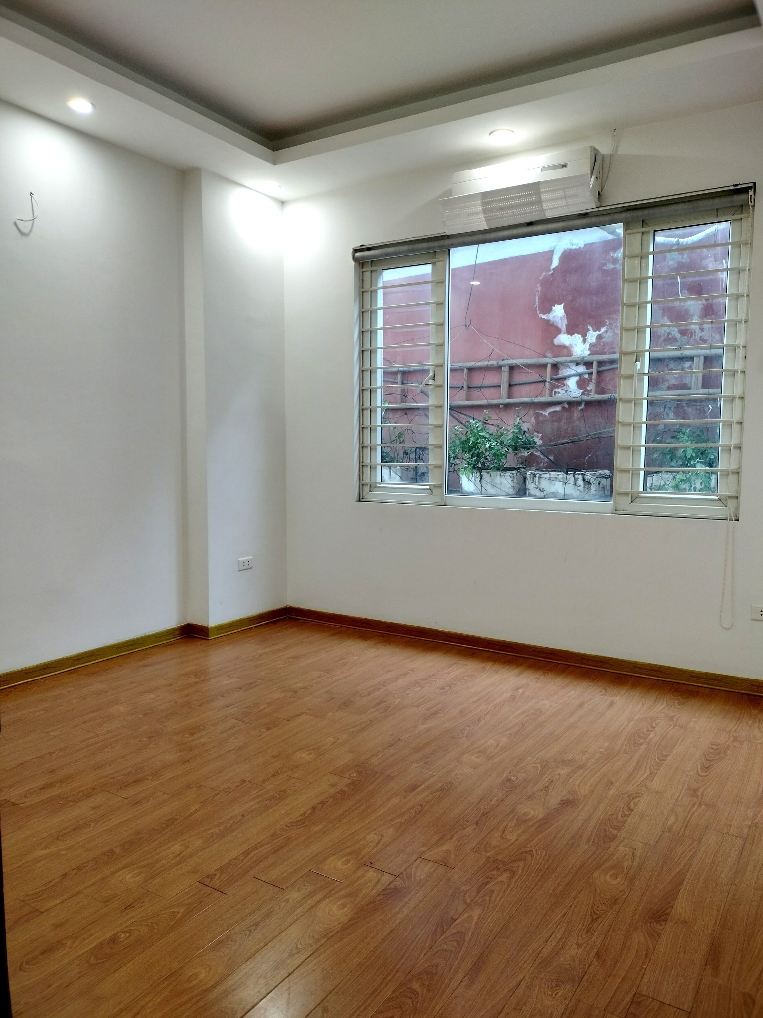 TRUNG TÂM BỒ ĐỀ-NHỈNH 9TỶ NHÀ ĐẸP Ở NGAY-39M 4T-CÁCH 15M RA PHỐ-TIỆN ÍCH BẠT NGÀN 4