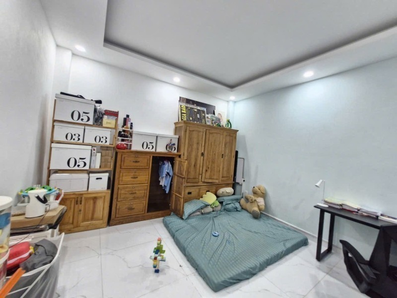 Bán nhà mặt phố Số 13, Linhn Xuân, Thủ Đức, TP HCM. DT 100m2, 2 tầng, 3PN, 4WC, giá 6,4 tỷ, sổ hồng 3