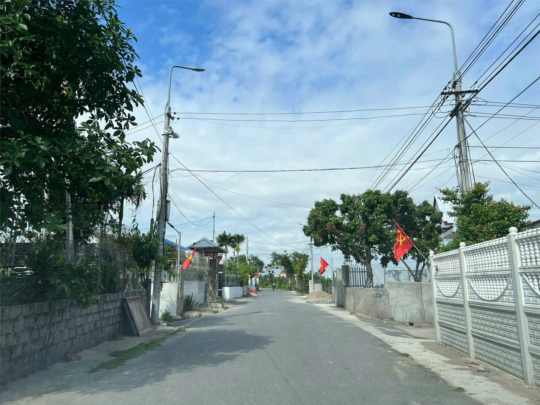 ĐẤT MẶT ĐƯỜNG NHỰA 10M NHÀ MẠC – 90M2 – GIÁ 2,X TỶ – LÔ HIẾM TRỤC THÔNG – ZALO 0567 222 555