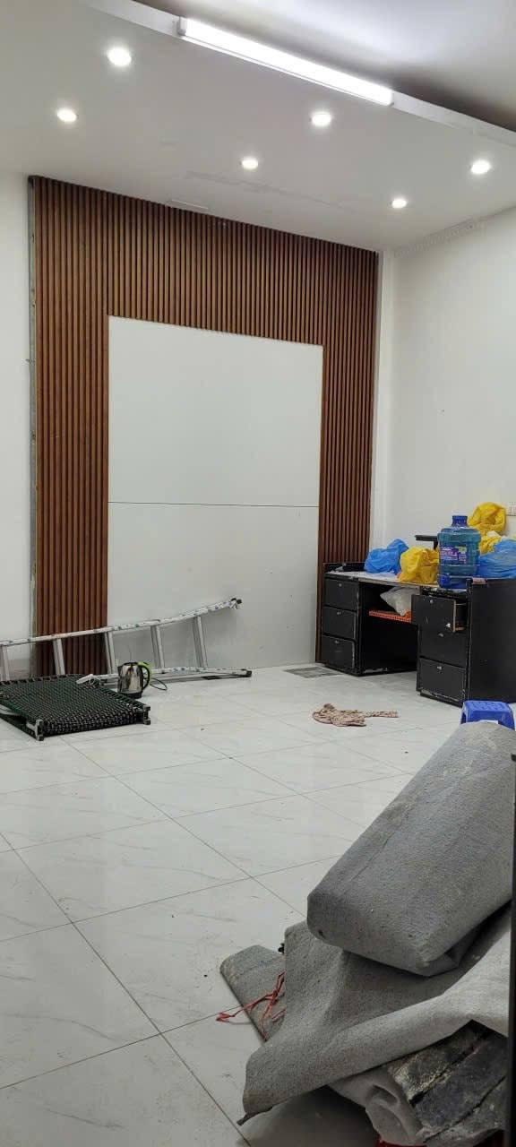 Cho thuê nhà Trần Quốc Hoàn, Cầu Giấy 35m x 5T giá 15 triệu Ô TÔ TRÁNH, DỪNG ĐỖ