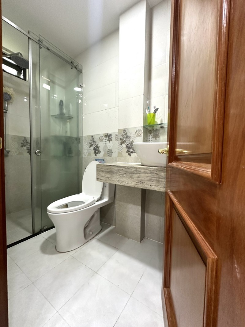 Bán nhà 3 tầng Quốc Lộ 13,, Hiệp Bình Phước, Thủ Đức. DT 60 m2, 4PN, 3WC, giá 7,4 tỷ, sổ hồng đầy 5