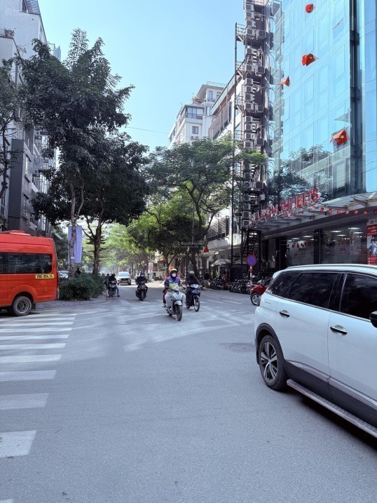 Bán nhà phố Hoàng Ngân - 90m2 6 tầng - Thang máy Full nội thất đẹp - Kinh doanh đông đúc
