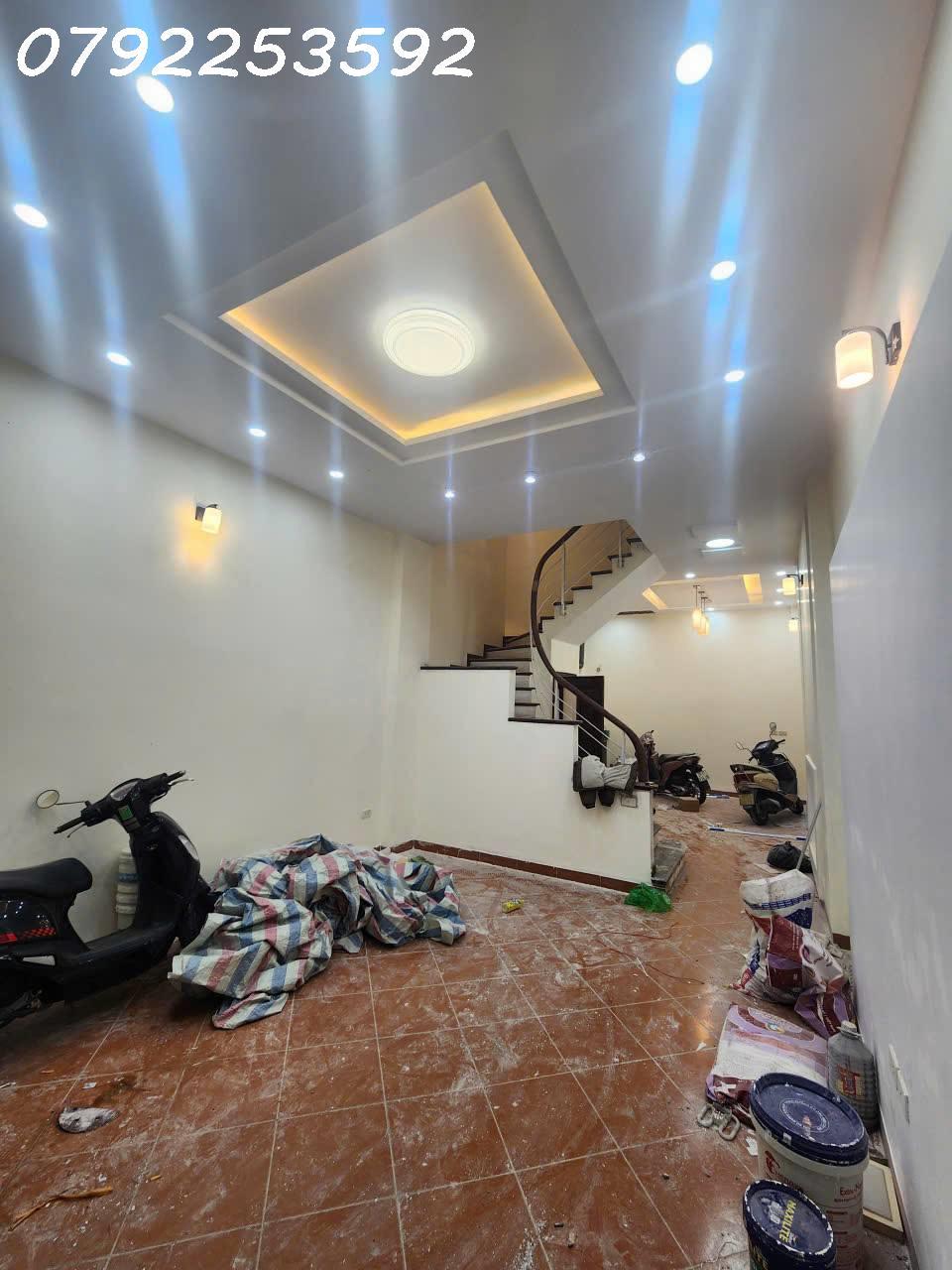 Bán Nhà Đê La Thành. Đống Đa. Diện Tích 49-52m. x 5tầng. Mặt tiền 4.2m. Giá Bán 9.5 tỷ