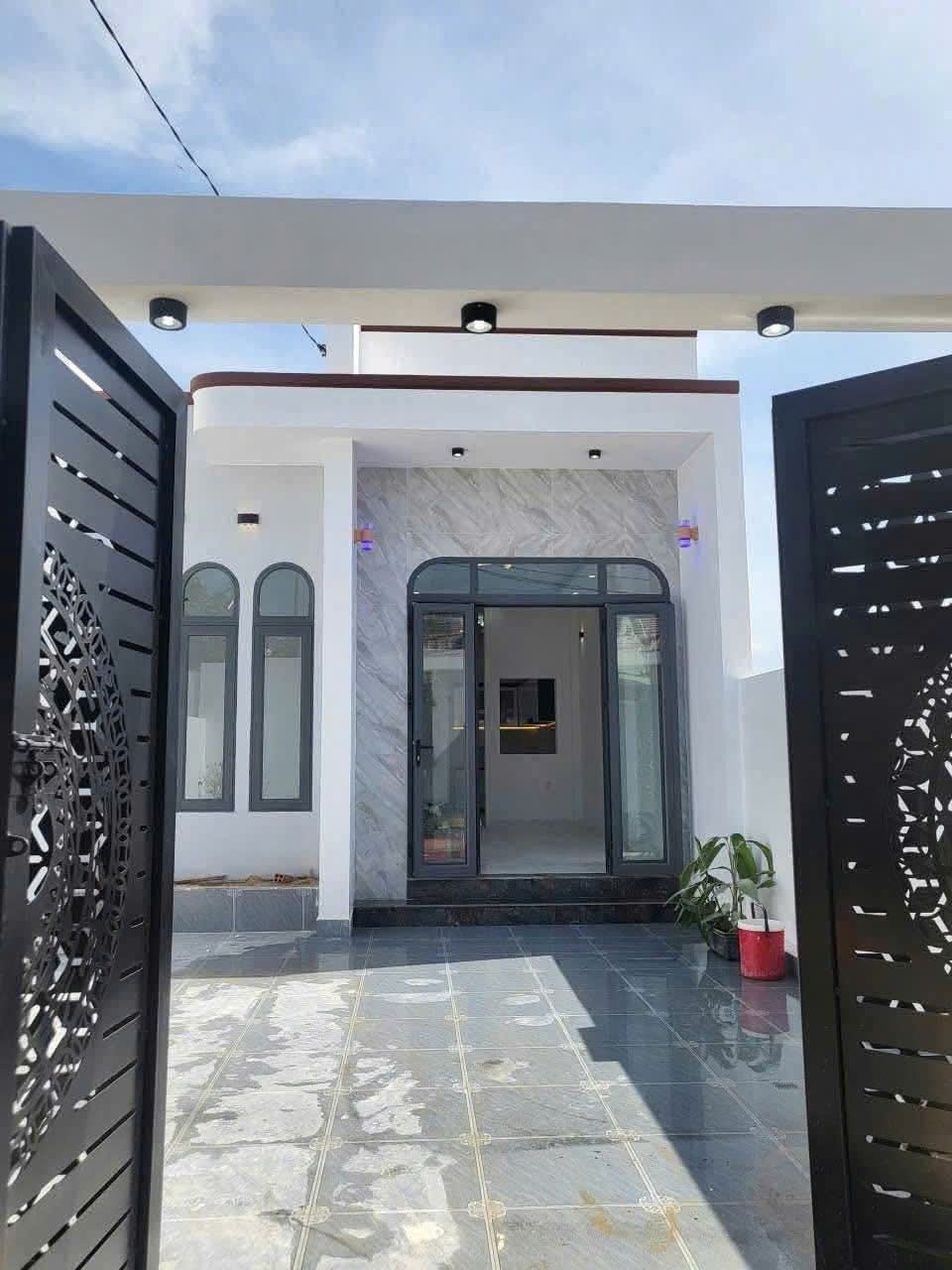 Bán nhà Diên Sơn mới xây cách chợ chỉ 700m sát bên trục đường Nhà Vuông 2