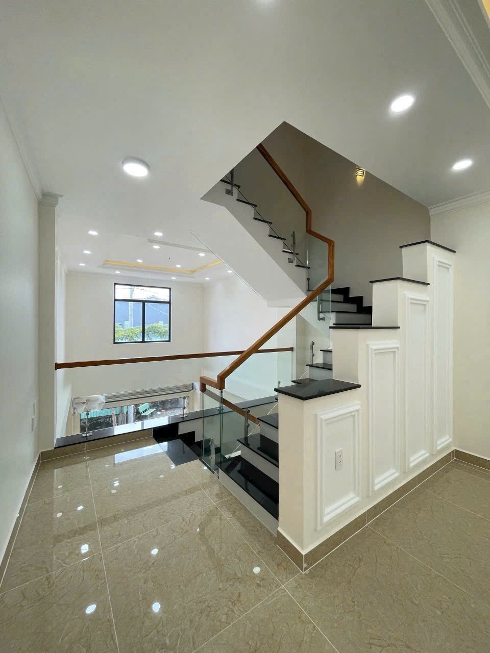 Bán nhà 1 trệt 3 lầu vào ở luôn 60m2 - Quốc lộ 13 - gần Vạn Phúc 2