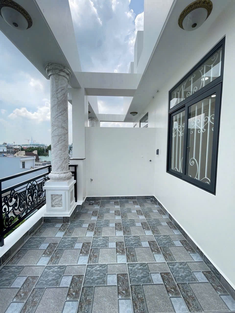 Bán nhà 1 trệt 3 lầu vào ở luôn 60m2 - Quốc lộ 13 - gần Vạn Phúc 3