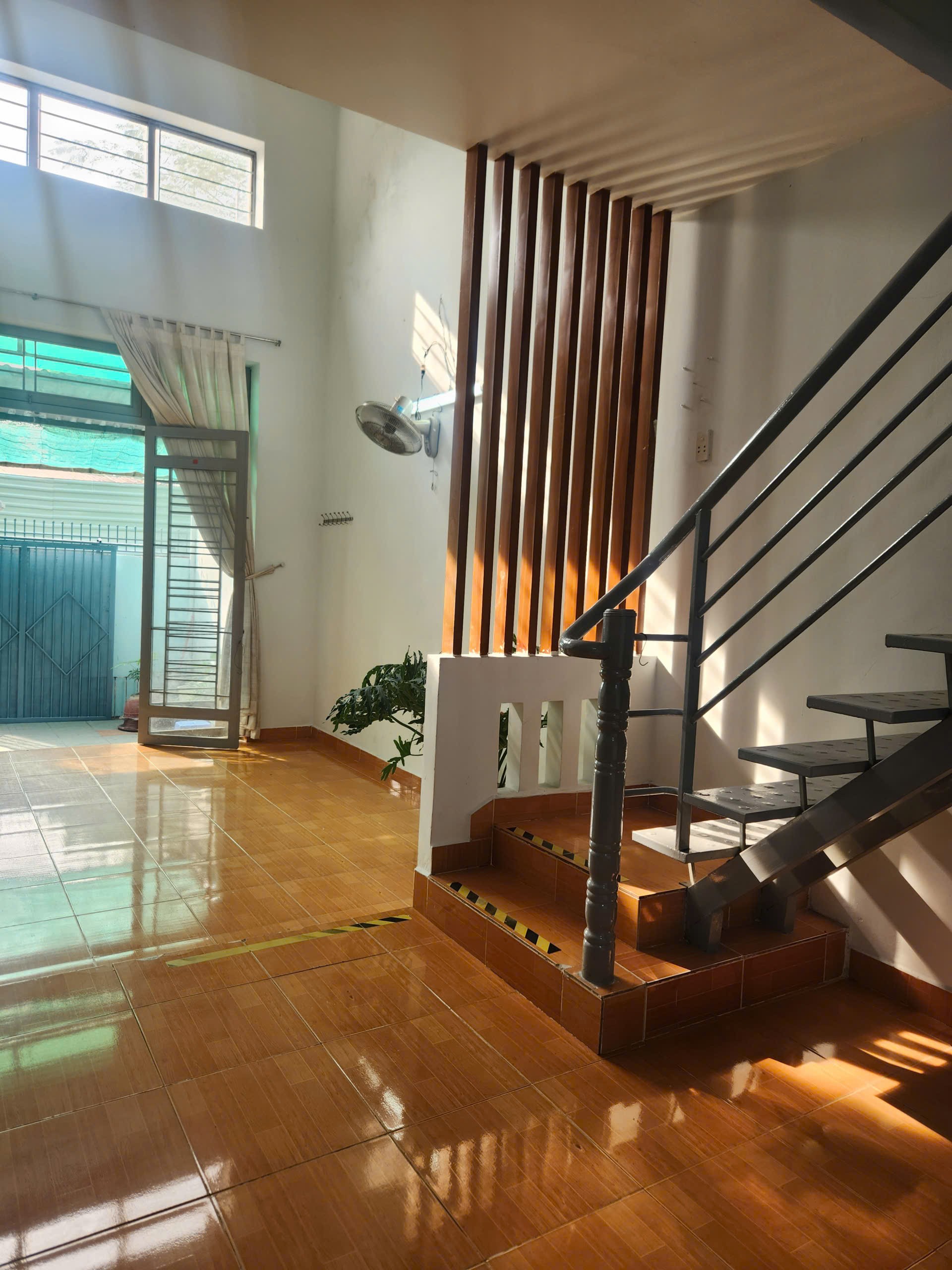 Bán nhà ngã tư thủ đức mới vào ở luôn gần 75m2 chỉ 4 tỷ nhỉnh 3