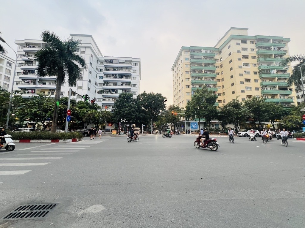 Bán CỰC GẤP nhà cạnh Huy Du 50m2, MT 5.5m, lô góc, ô tô đỗ cửa, sát GA TÀU ĐIỆN Metro, tiềm năng