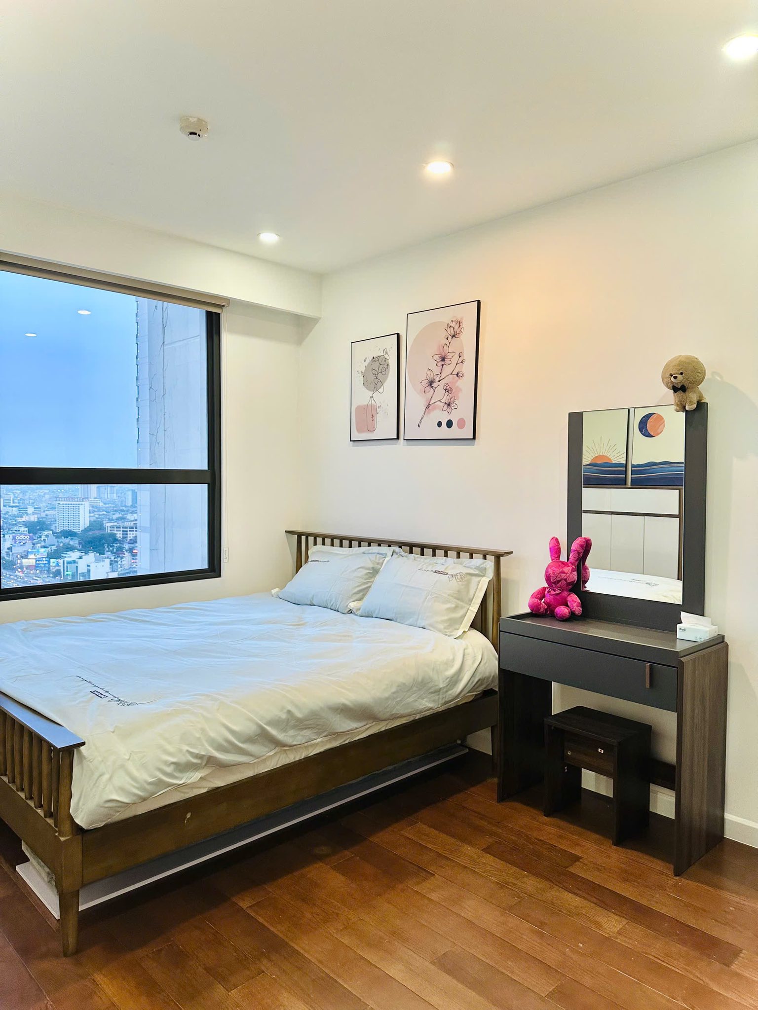 Bán căn hộ 2PN-73m2 view hồ Vinhomes D'capitale, chỉ 9 tỷ 4