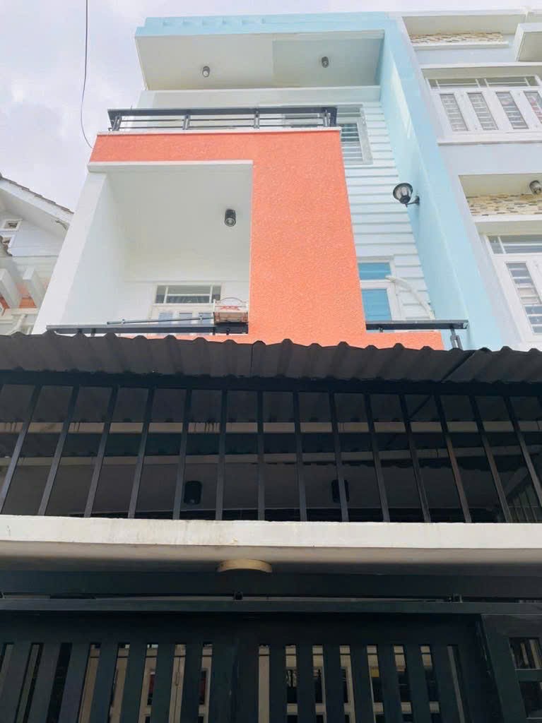 BÁN NHÀ MẶT TIỀN HẺM 1113 HUỲNH TẤN PHÁT, CÓ SÂN SAU THOANG MÁT