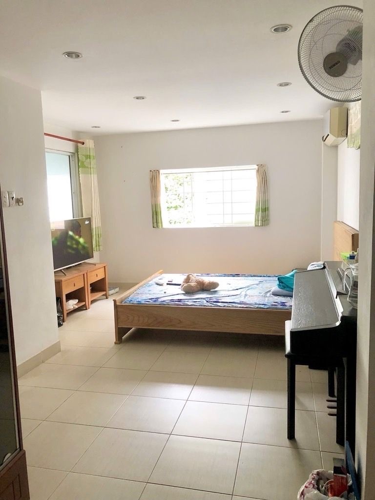 BÁN NHÀ Đ.XÓM CHIẾU- NHÀ CĂN GÓC THOÁNG MÁT- NGANG LỚN 5.9M- CÁCH VÀI BƯỚC CHÂN RA MT XE HƠI- ĐI 4