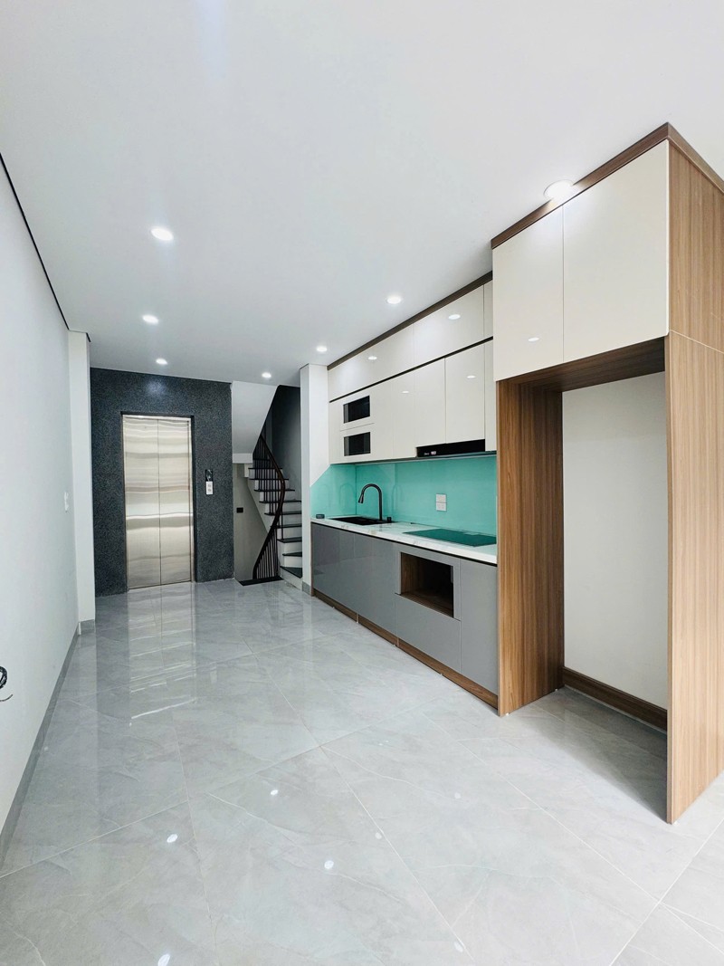 Cần bán 30m2 nhà 6 tầng thang máy, đường ô tô tránh ngõ 40 Kẻ Tạnh. Gần trường các cấp, gần chợ 3