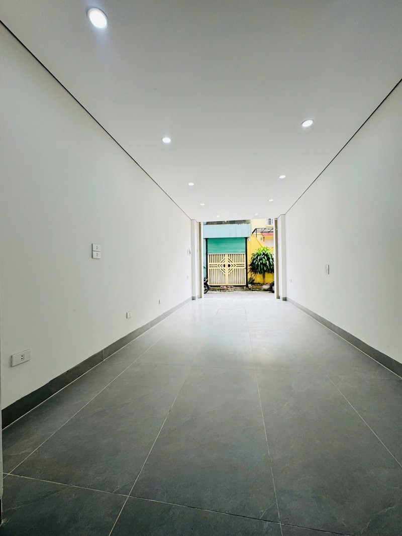 Cần bán 30m2 nhà 6 tầng thang máy, đường ô tô tránh ngõ 40 Kẻ Tạnh. Gần trường các cấp, gần chợ 5