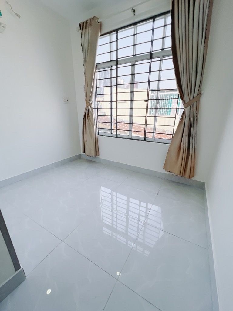 BÁN NHÀ CÁCH VÀI BƯỚC CHÂN RA MT XA HƠI Đ. VĨNH KHÁNH CHỈ 5.5T- NHÀ 5 TẦNG Đ. HOÀNG DIỆU- GẦN 5
