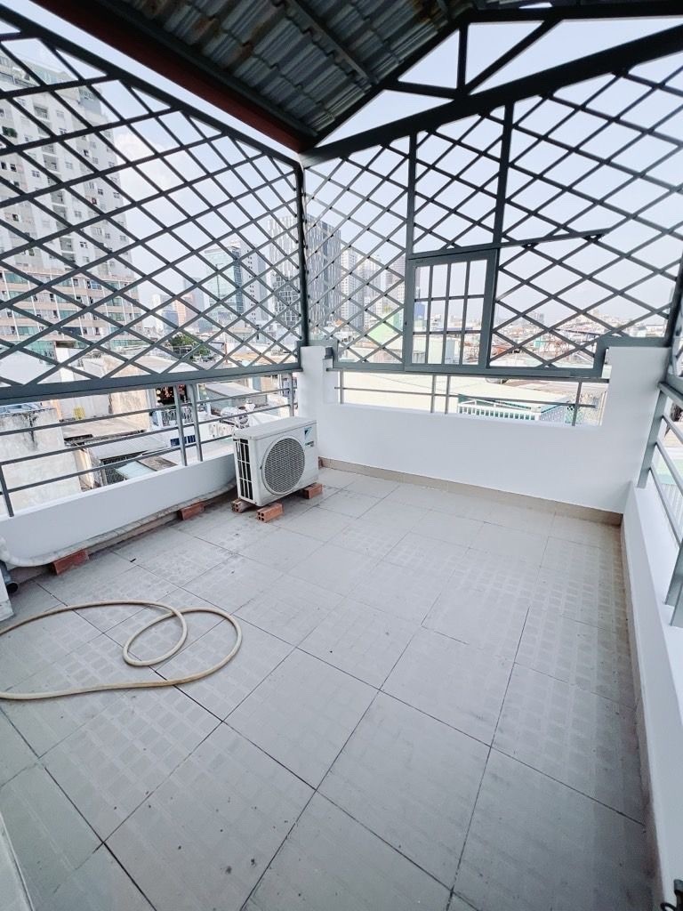 BÁN NHÀ CÁCH VÀI BƯỚC CHÂN RA MT XA HƠI Đ. VĨNH KHÁNH CHỈ 5.5T- NHÀ 5 TẦNG Đ. HOÀNG DIỆU- GẦN 4