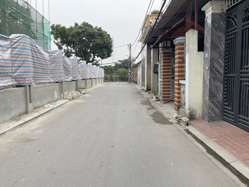 Cần bán 102m2 đất Làng Vàng, Gia Lâm. Đường thông xe ô tô 7 chỗ 4