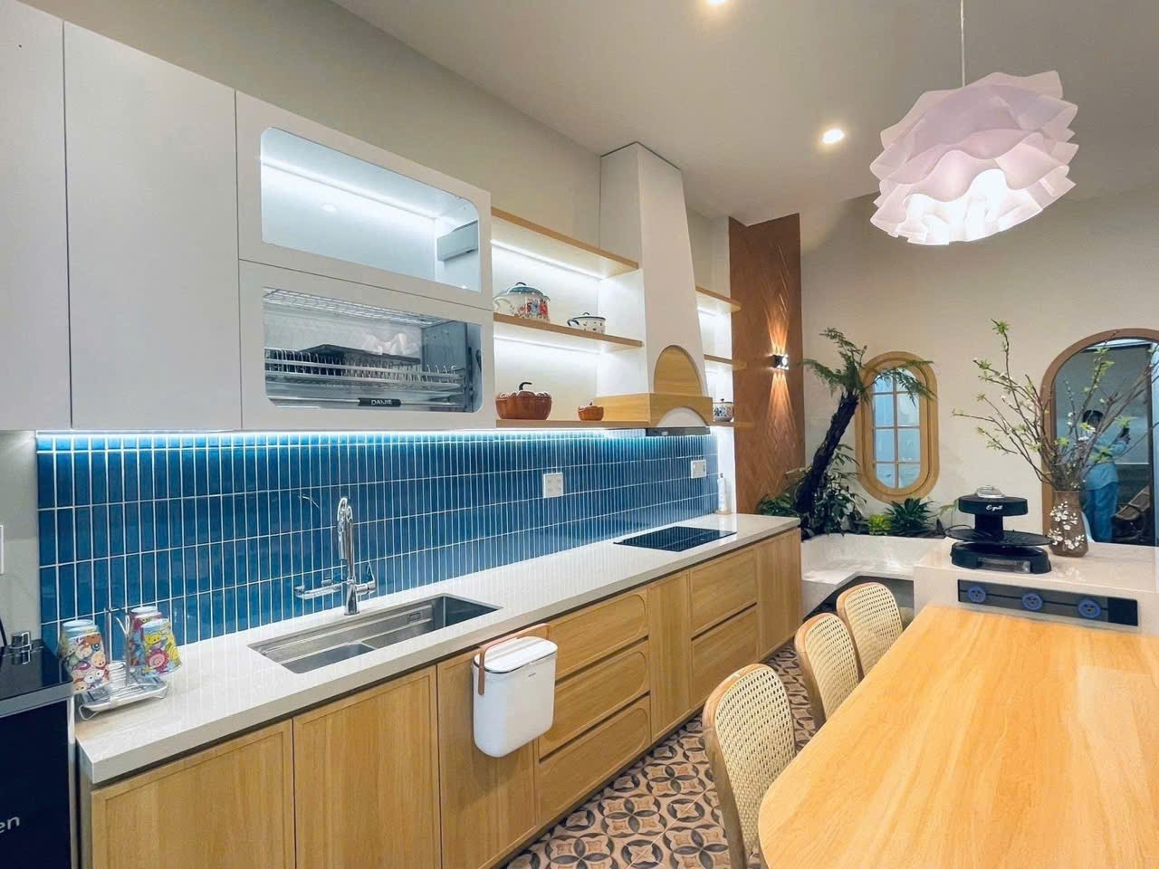 NHÀ MỚI ĐÓN TẾT, NHÀ ĐẸP KIÊN CỐ Ở NGAY, NHÀ 2 TẦNG 2 MÊ FULL NỘI THẤT XỊN, DIỆN TÍCH 100M2. CHỈ 4
