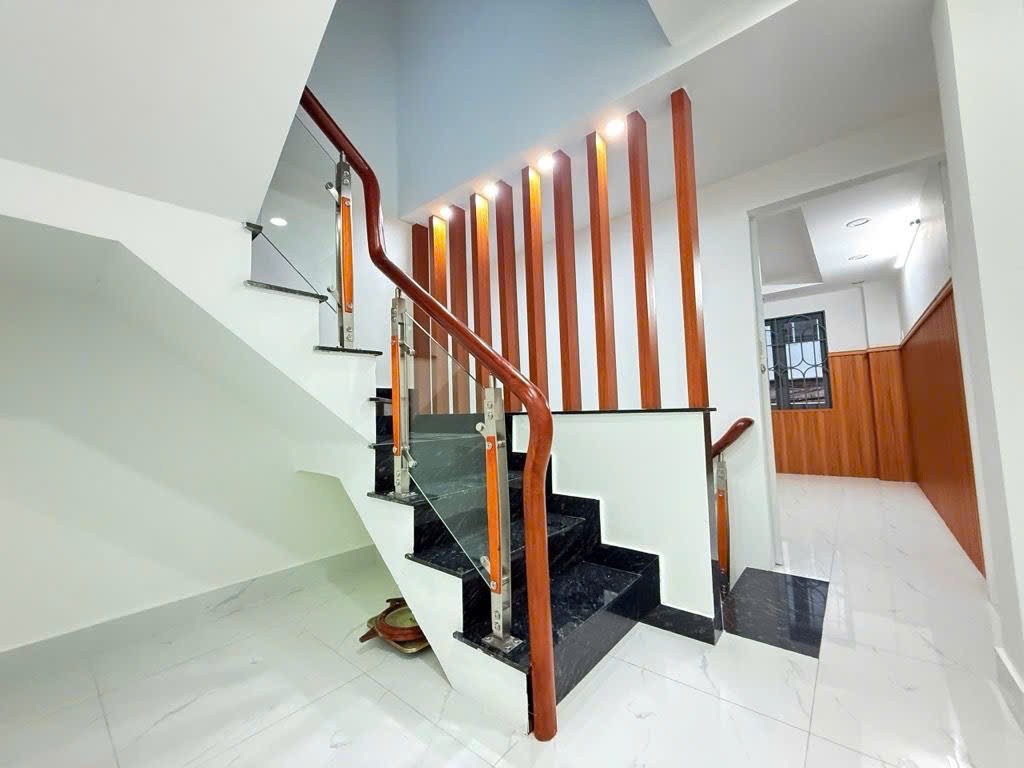 Chủ ngộp giảm sâu gần nửa tỷ Nhà hẻm Bùi Văn Ba, hẻm thẳng xe 7 chỗ tới nhà– chào chỉ 4,9 TỶ (TL) 4