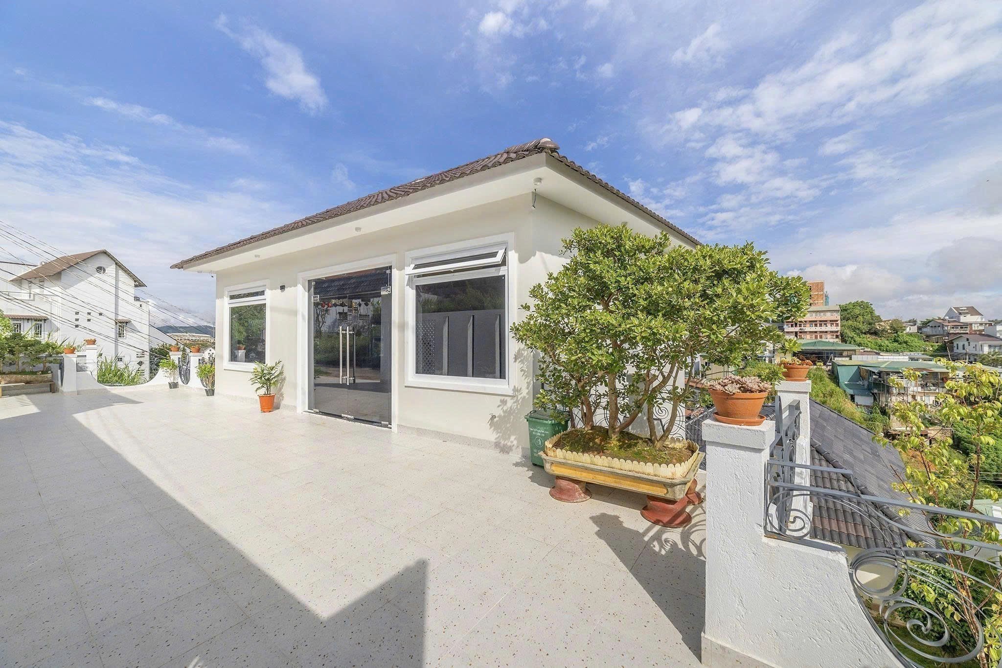 Cho thuê villa sân vườn 4 nhà riêng biệt 7 phòng đường Lý Nam Đế, phường 8, đà lạt giá 40tr