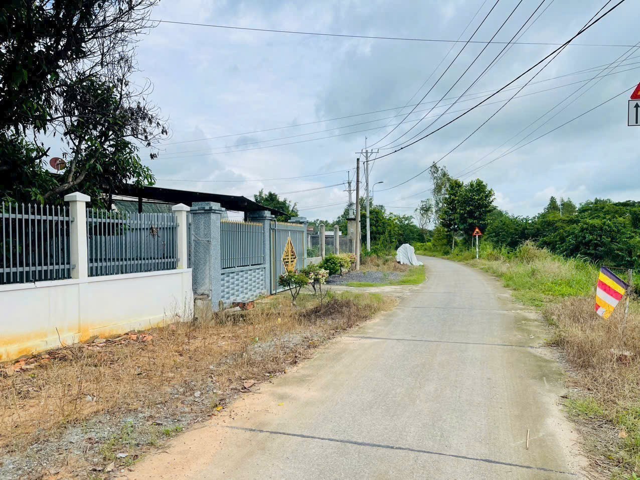 Bán nhà sân rộng hẻm tỉnh lộ 7, xã Phước Thạnh tdt 389,5m2 full thổ giá 3,4 tỷ 2