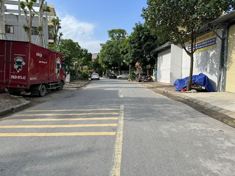 Cần bán 79,5m2 nhà C4 mặt phố Chính Trung, Gia Lâm. Đường 13m ba ô tô tránh nhau 3