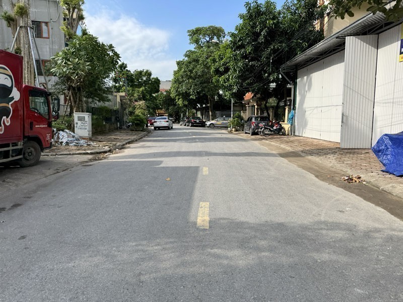 Cần bán 79,5m2 nhà C4 mặt phố Chính Trung, Gia Lâm. Đường 13m ba ô tô tránh nhau 4