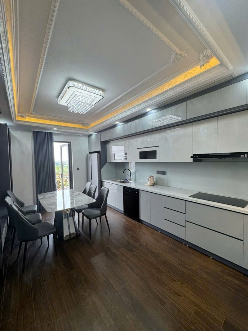 Cần bán 65m2 nhà 8 tầng, thang máy, mặt phố Tân Thụy, Việt Hưng. Thông sàn, gara 2 ô tô 8