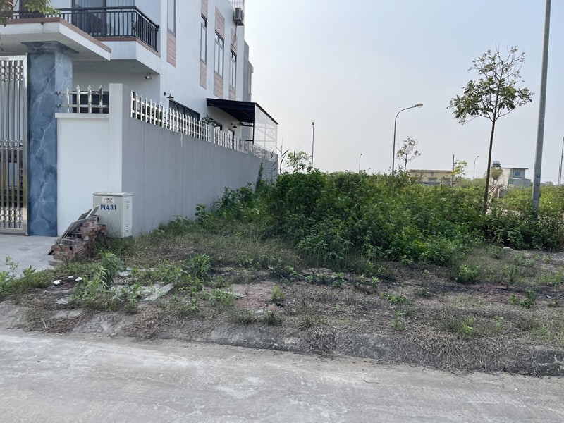 Bán đất tái định cư Ngọc Động 80m2, view vườn hoa cực thoáng, cạnh Vin Safari, đường 11m có vỉa hè.