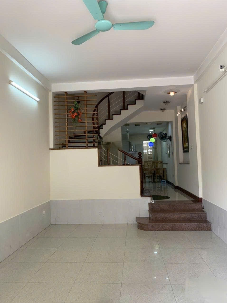 Cho thuê nhà riêng phố Chùa Láng, Đống Đa 80m x 5T giá 29 triệu  Ô TÔ TRONG NHÀ 2