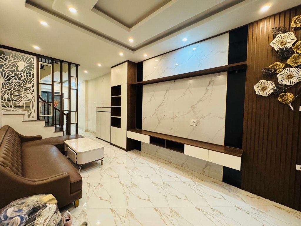Hiếm! Nhà Trung Tâm Trương Định-35m2- Chỉ 6.7 tỷ- Cấp 4 ở ngay hoặc xây lại 5 tầng 3
