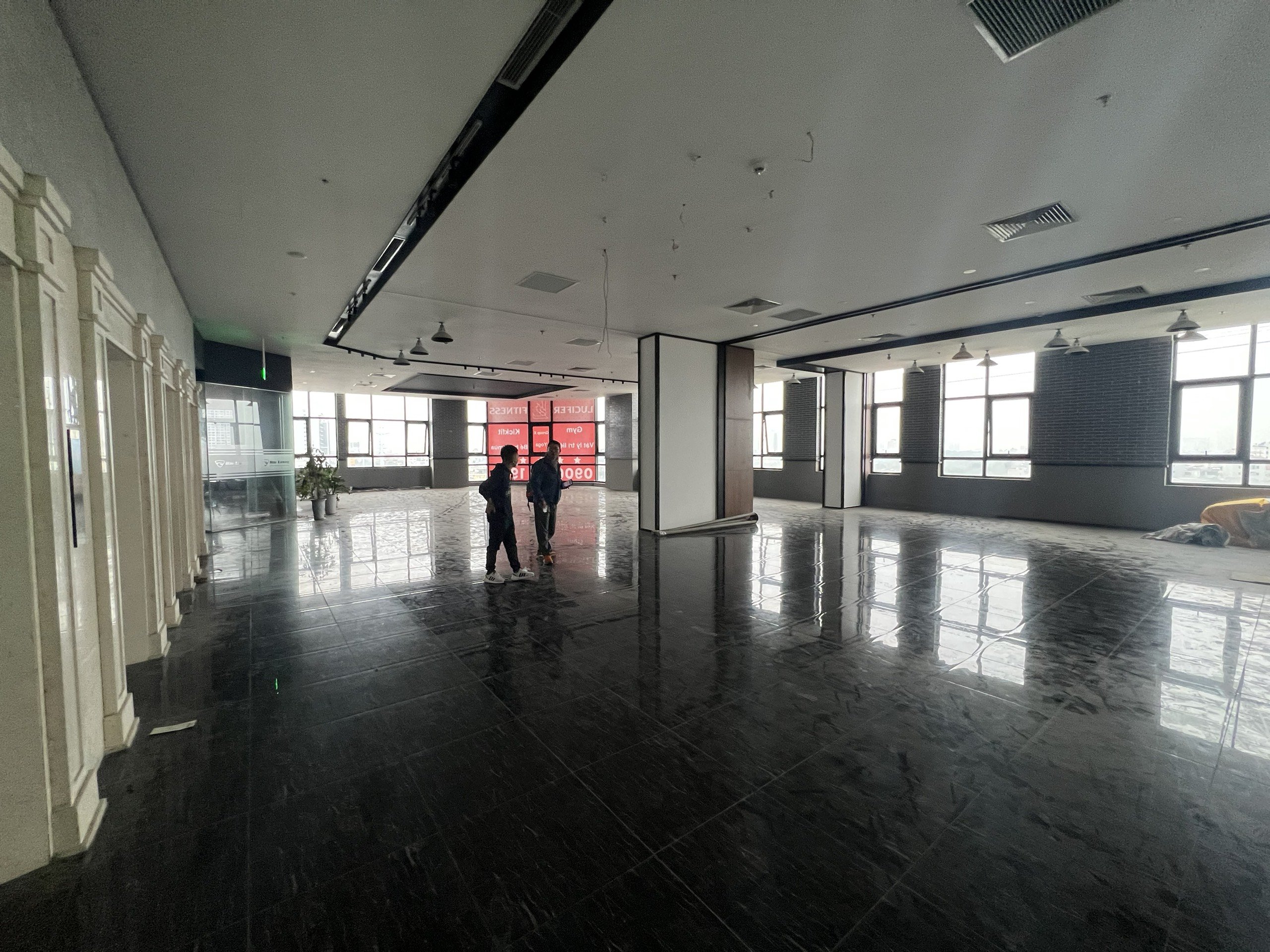 Chúng tôi cần nhượng nhanh văn phòng đã thiết kế đẹp, view góc 240 m2 tại tòa Roman Plaza, Tố Hữu 3