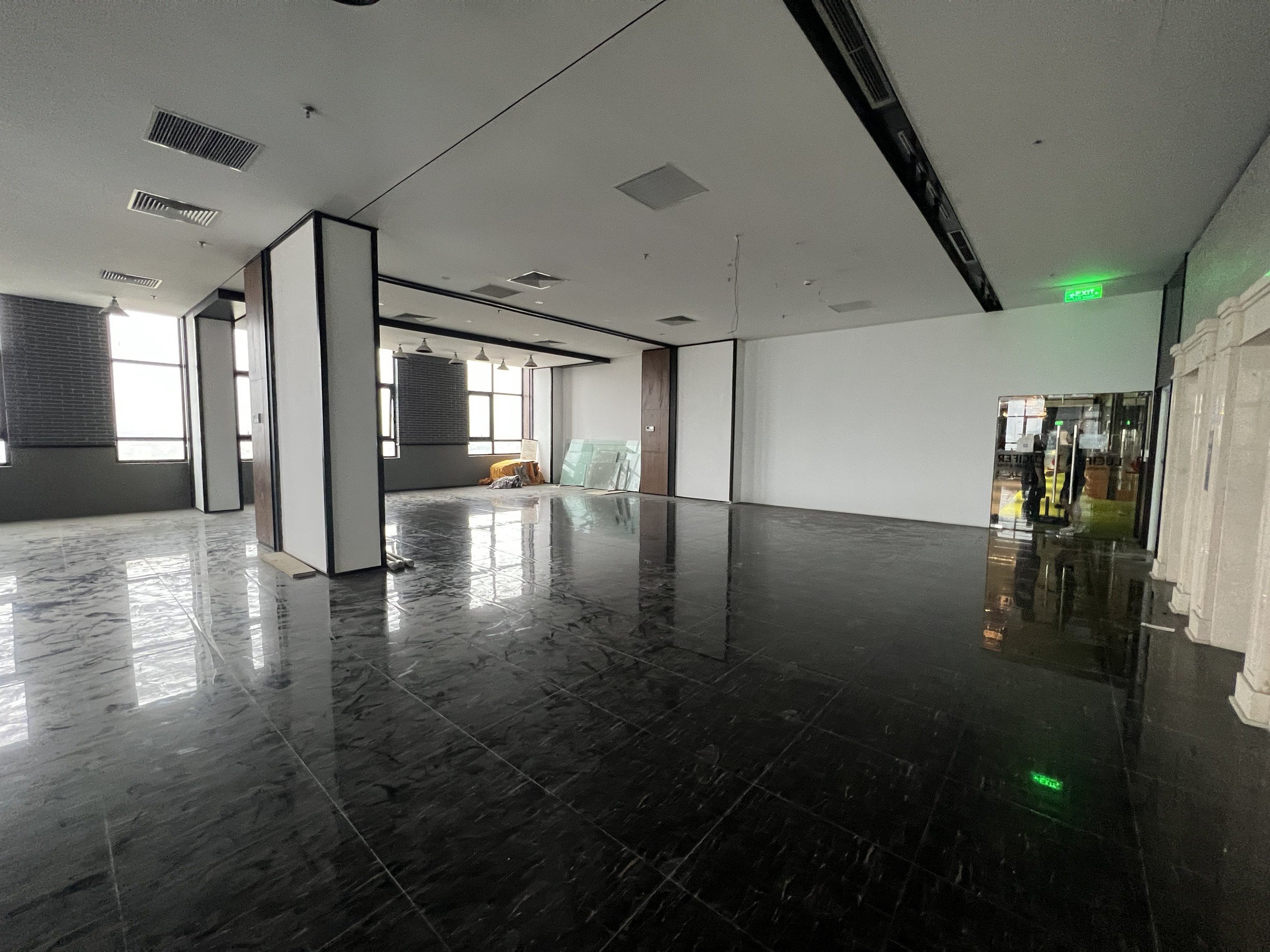 Chúng tôi cần nhượng nhanh văn phòng đã thiết kế đẹp, view góc 240 m2 tại tòa Roman Plaza, Tố Hữu 4