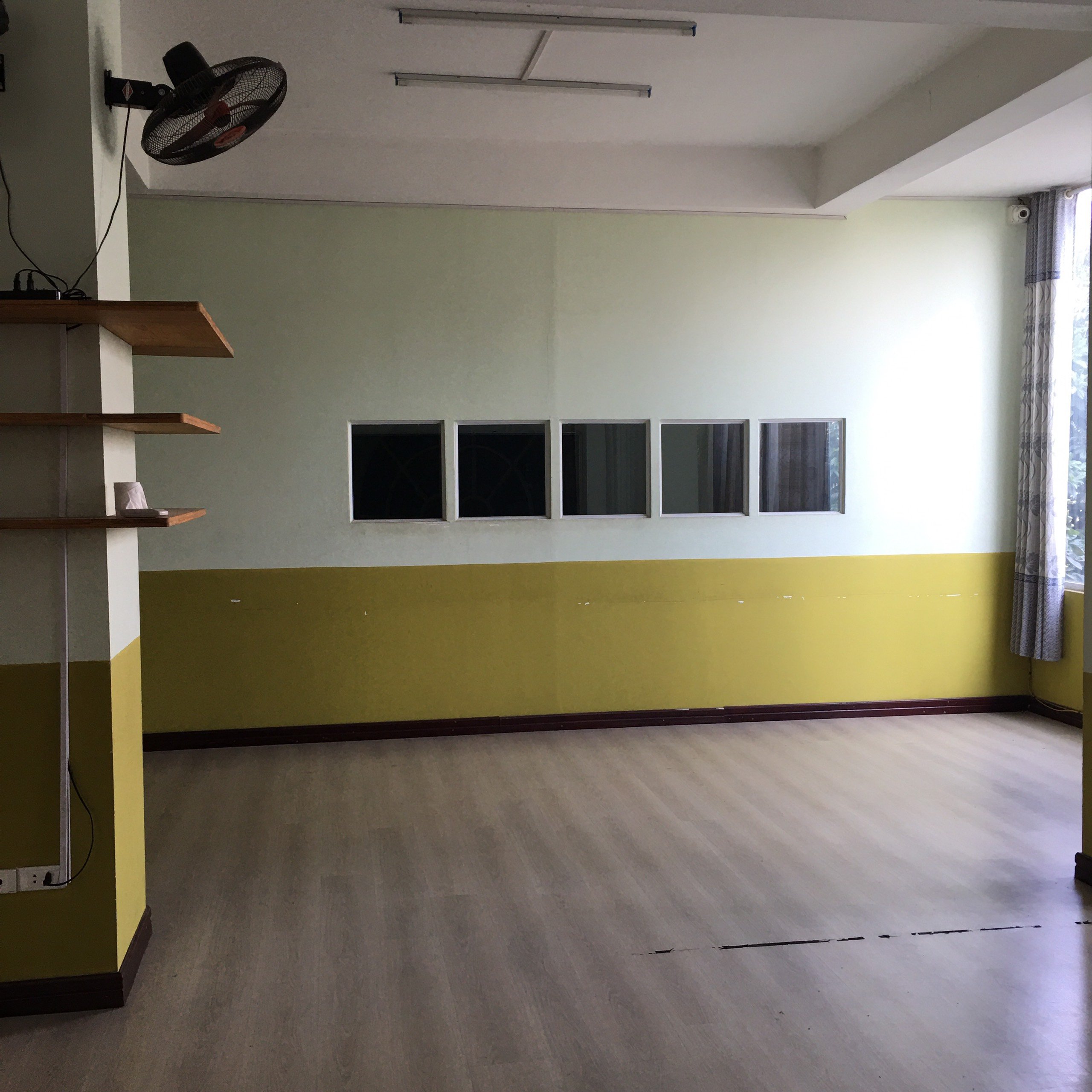 Cho thuê văn phòng đường Nguyễn Văn Lộc, có chỗ để ô tô, bãi gửi xe máy, điều hòa, 1 phòng + thông sàn 4