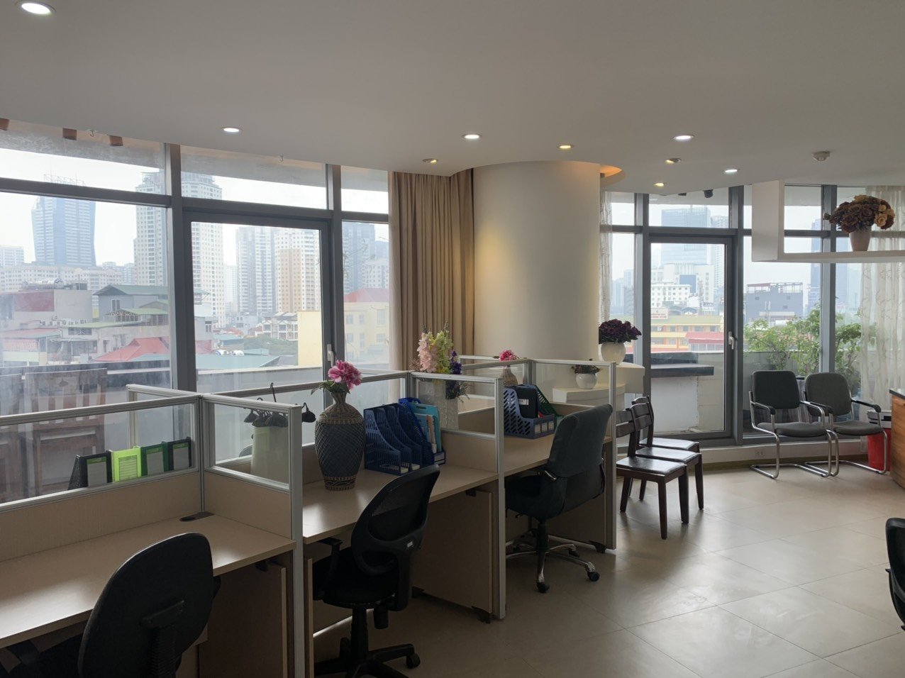 Cho thuê văn phòng sẵn nội thất đẹp, 160m2 tòa Euro Window, Trần Duy Hưng, Cầu Giấy, làm ngoài giờ miễn phí