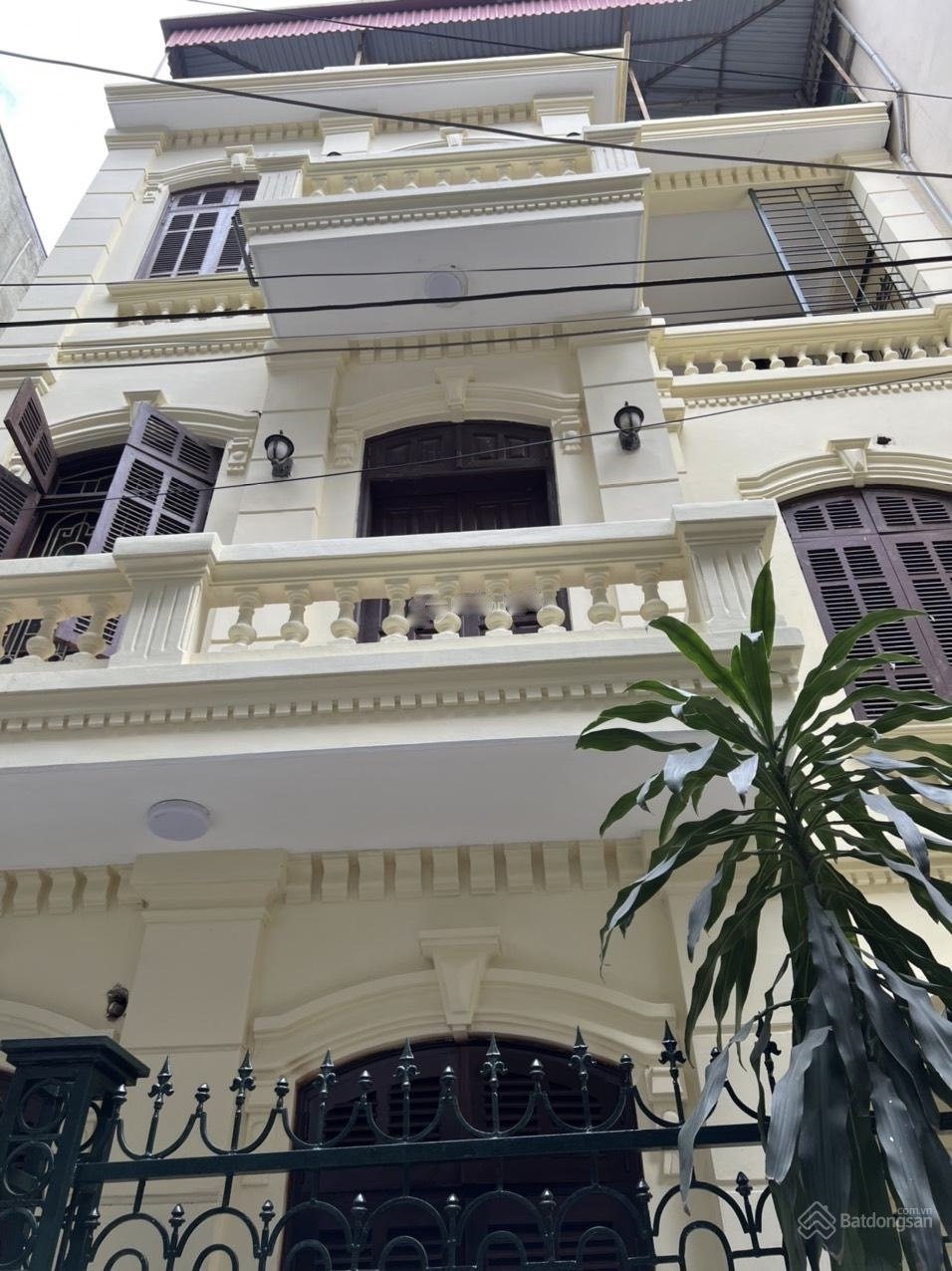 Cho thuê nhà riêng phố Yên Lạc, nhà 72m2 x 3 tầng, mặt tiền 7,2m, nhà đẹp vừa sơn sửa giá 15 triệu 2