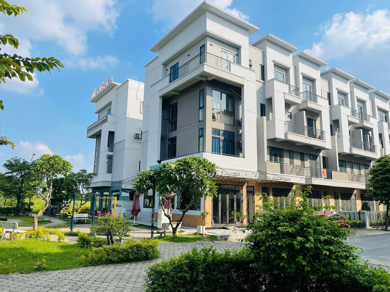 Bán căn shophouse 4 tầng, chân đế chung cư, vị trí đẹp, giá rẻ 3