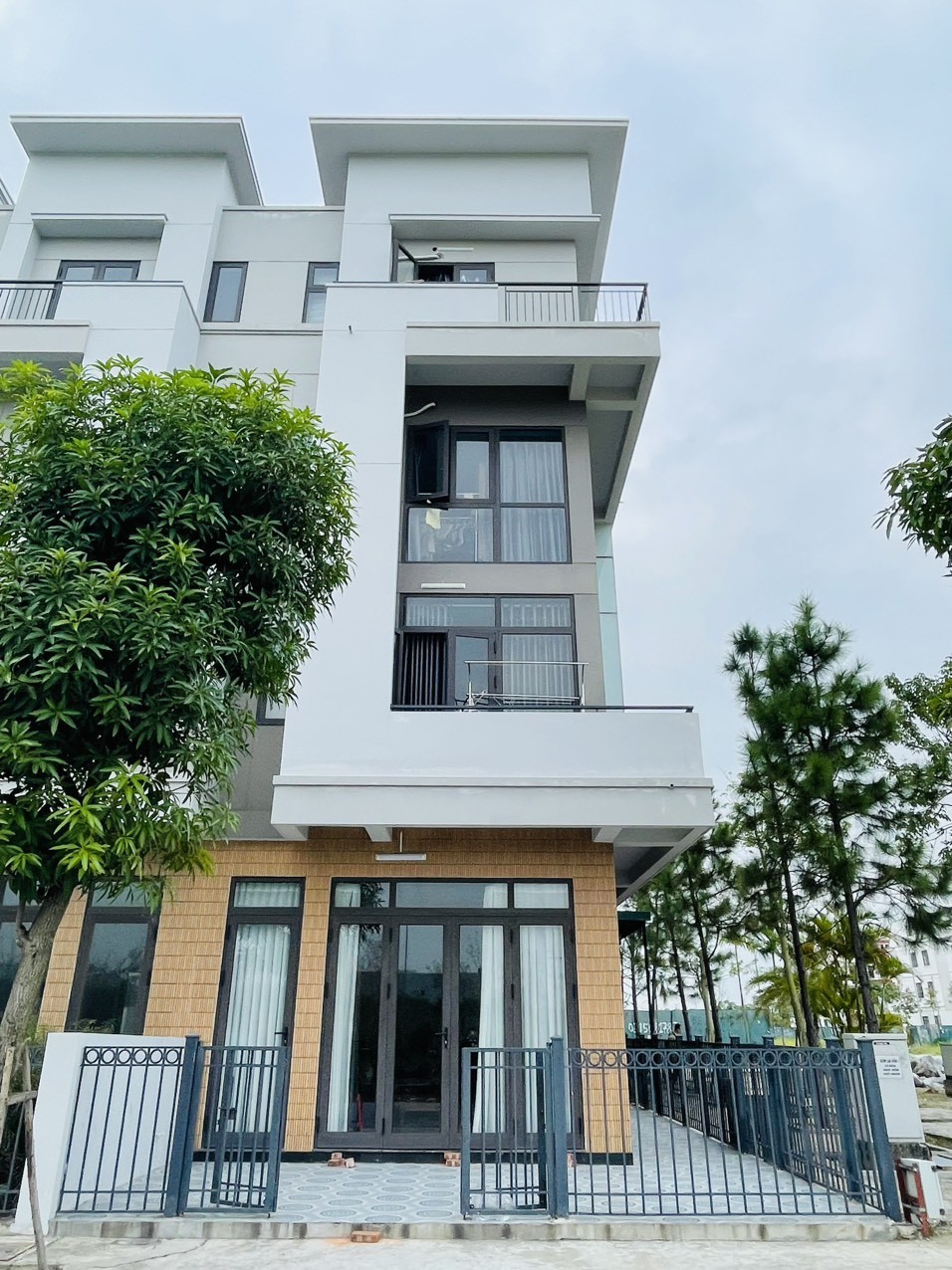 Bán căn shophouse 4 tầng, chân đế chung cư, vị trí đẹp, giá rẻ 4