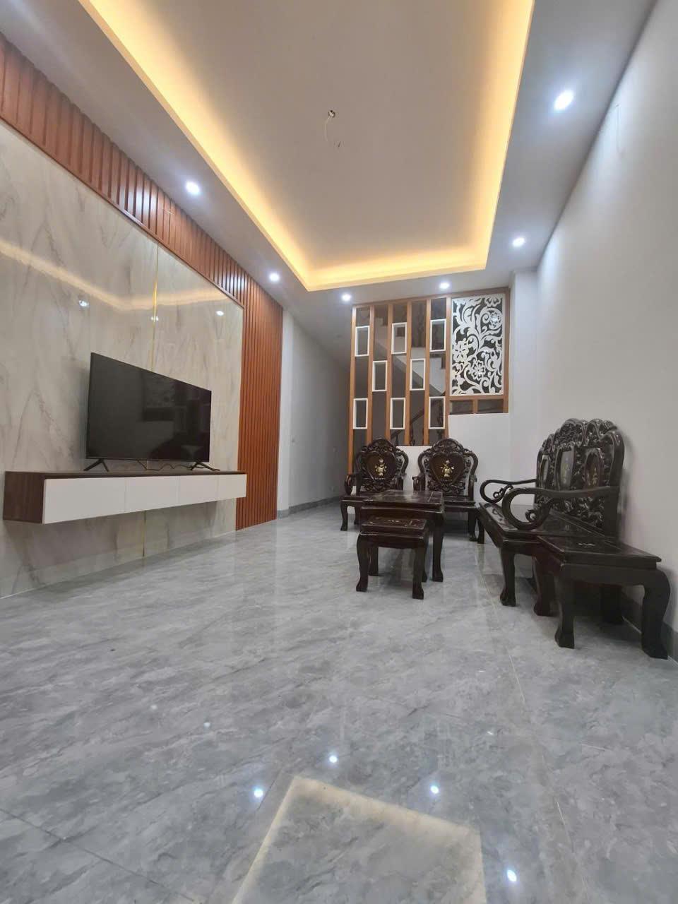 BÁN NHÀ 4 tầng đẹp, Hoàng Mai, 44m², 6.9 tỷ - Vị trí vàng, ô tô đỗ cửa