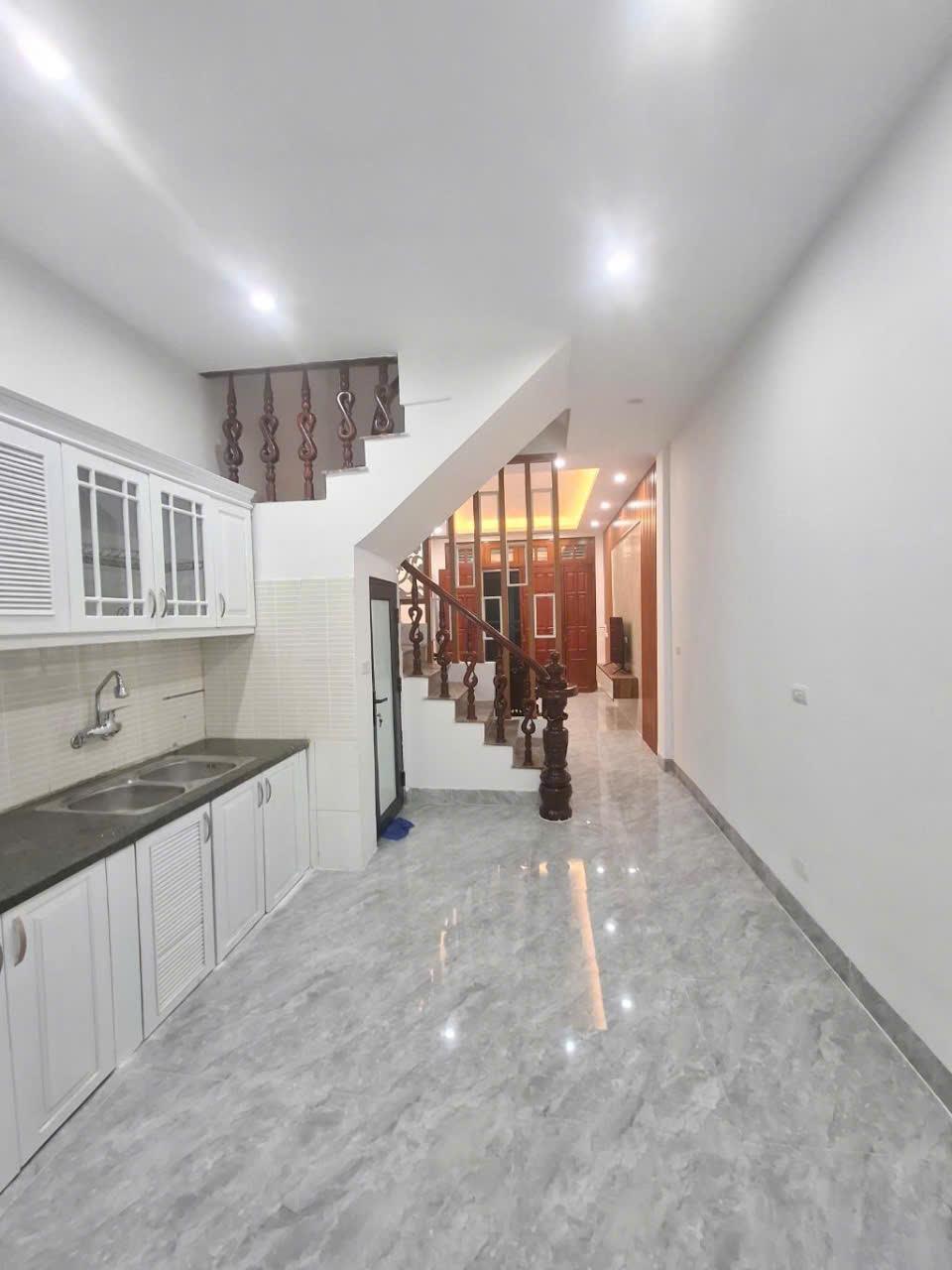 BÁN NHÀ 4 tầng đẹp, Hoàng Mai, 44m², 6.9 tỷ - Vị trí vàng, ô tô đỗ cửa 2