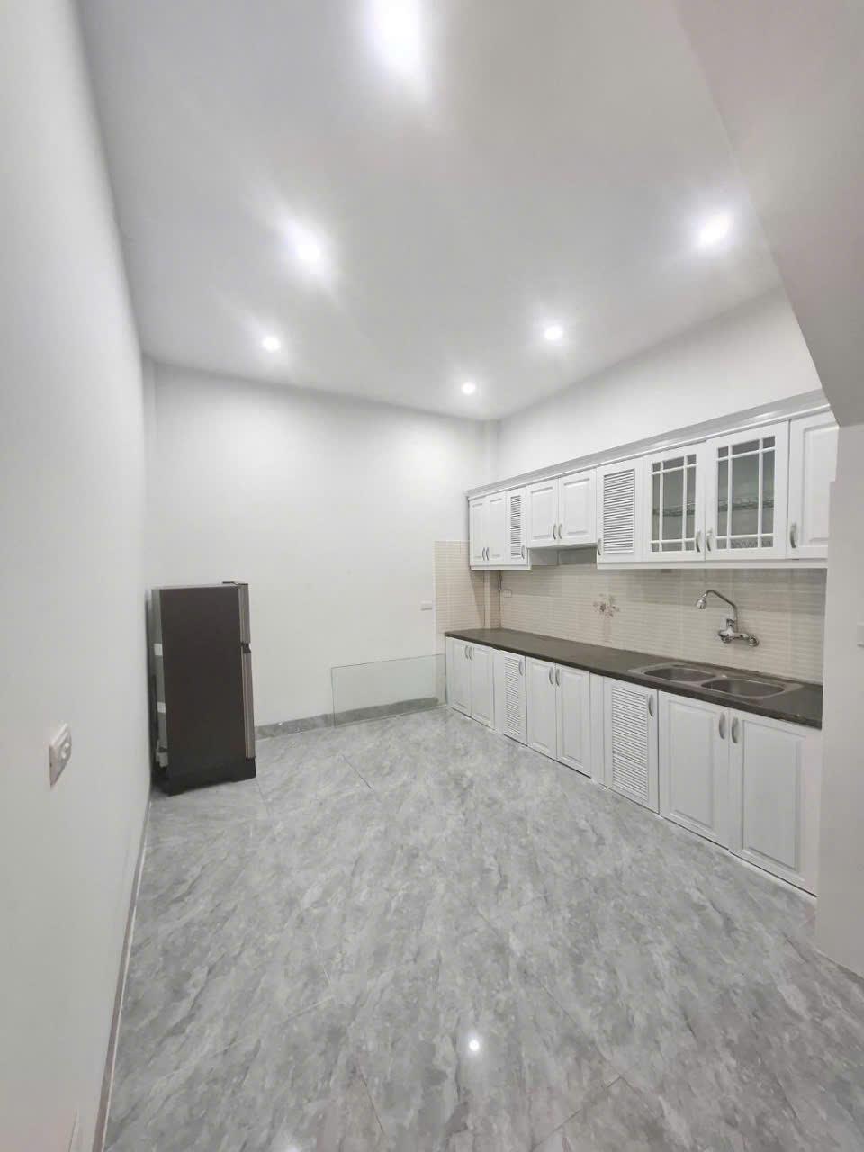 BÁN NHÀ 4 tầng đẹp, Hoàng Mai, 44m², 6.9 tỷ - Vị trí vàng, ô tô đỗ cửa 3