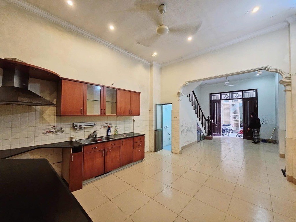 Nhà đẹp Nguyễn Chí Thanh, 42 m2, 5 tầng, giá chỉ 16 tỷ 1