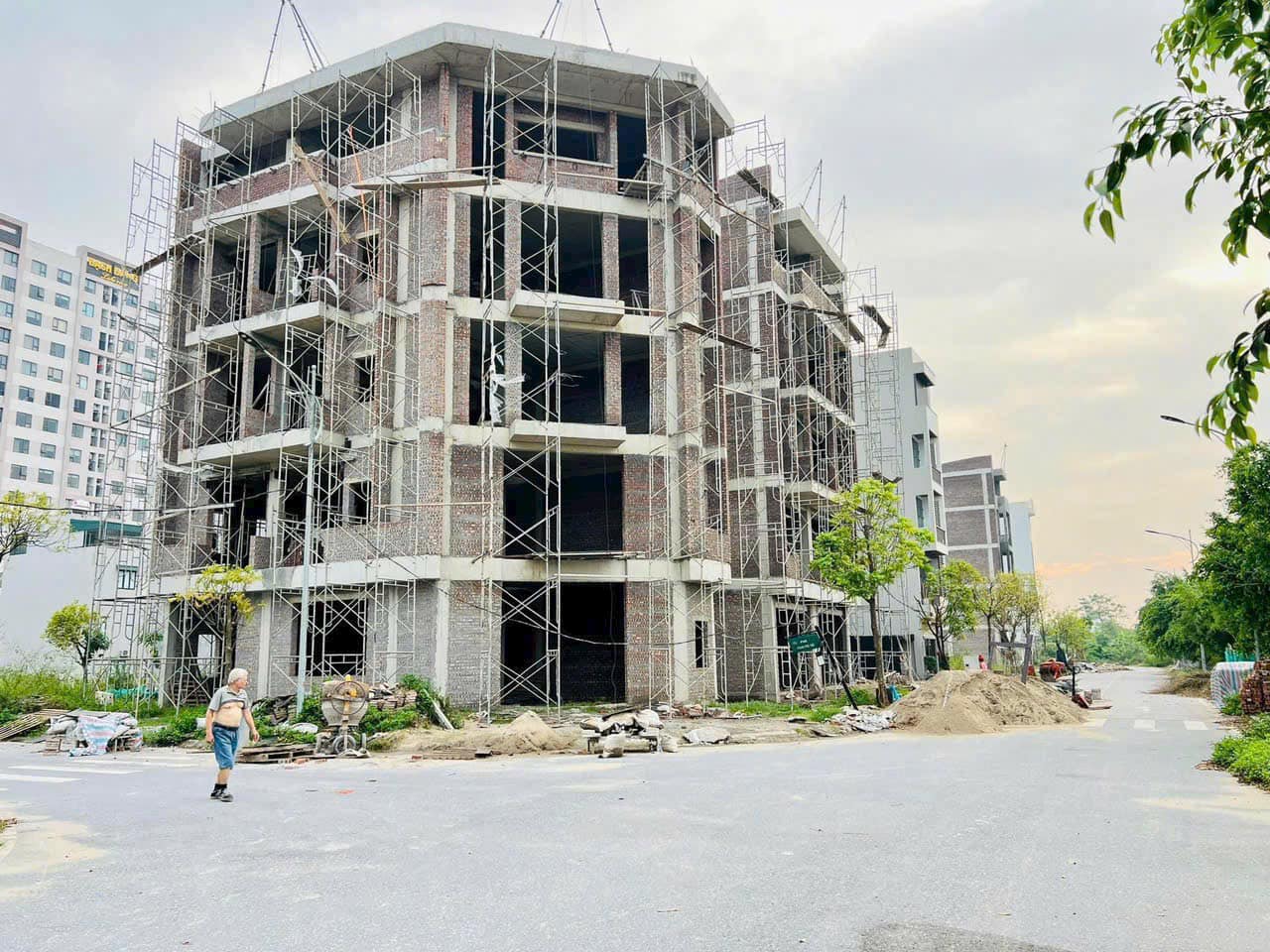 Bán căn nhà xây thô 5 tầng KDC Trần Hưng Đạo, ph Ngọc Châu, TP HD, 78.75m2, mt 5m, giá rẻ 2