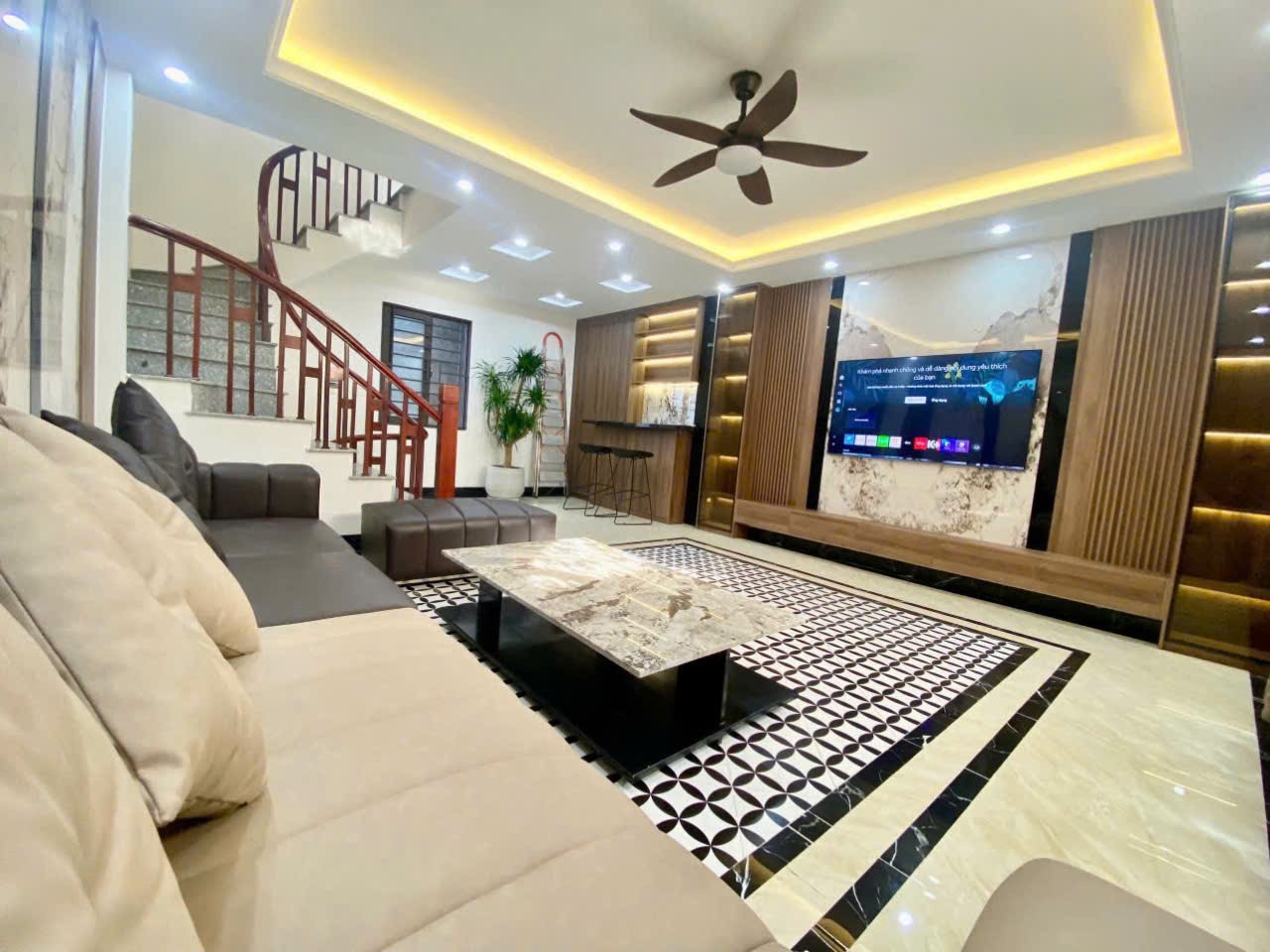 Cần bán Nhà mặt tiền Phường Thạch Bàn, Long Biên, Diện tích 42m², Giá 10.8 Tỷ 2