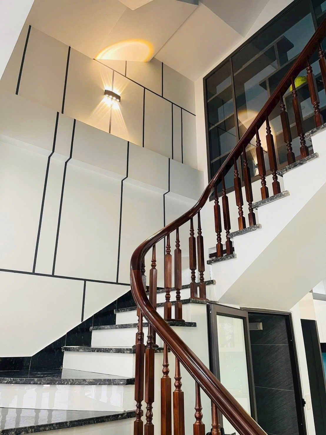 Bán căn nhà 3.5 tầng ngõ đường Hồng Quang, TP Hải Dương, 52.8m2, mt 4.32m, 4 ngủ, ngõ oto 5