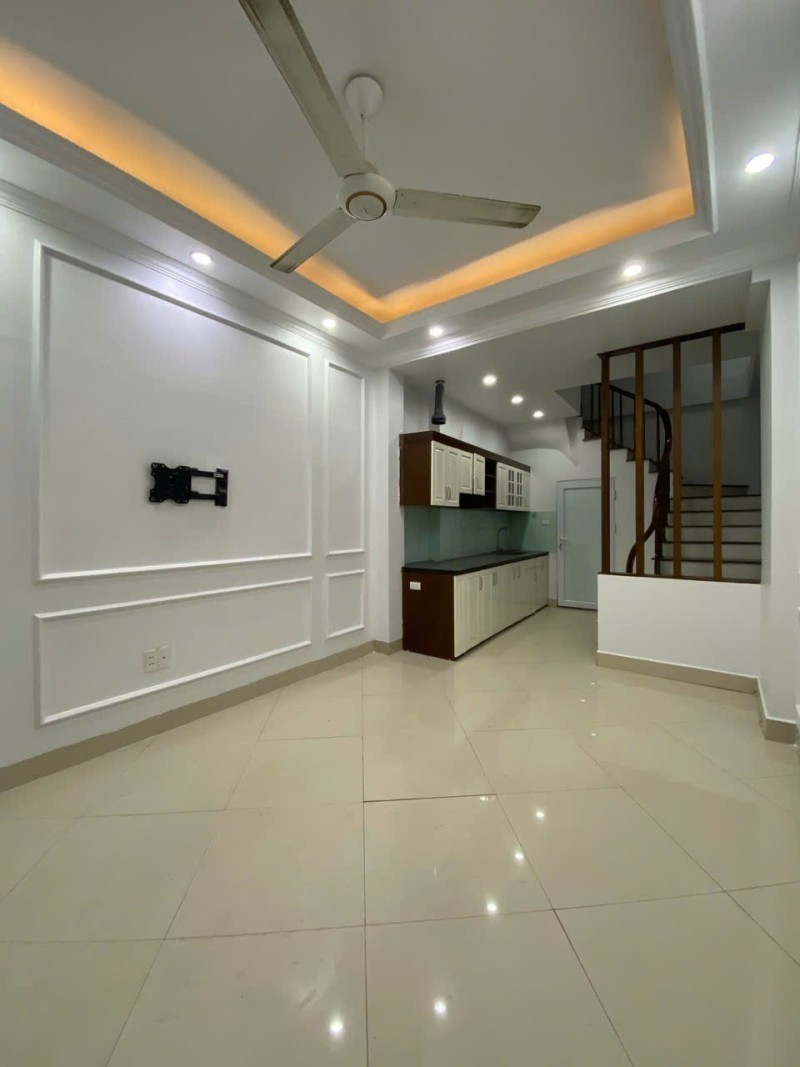 BÁN NHÀ DÂN XÂY BÁT KHỐI – LONG BIÊN - 34m²  5 tầng  Ở ngay  Giá tốt - 6.5 tỷ