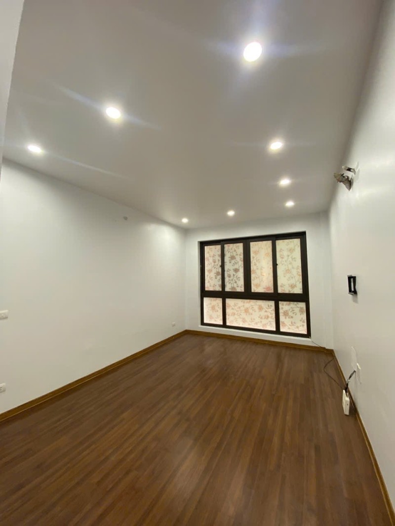 BÁN NHÀ RIÊNG BÁT KHỐI - LONG BIÊN - 5 TẦNG - 30M2 - Ở NGAY 4