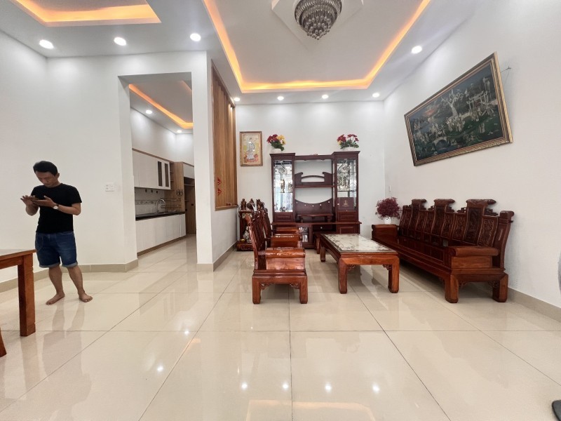 Bán nhà mặt phố đường số 4, Phường Linh Xuân, TP HCM. DT 140m2, 3 tầng, giá  8.85 tỷ. 4