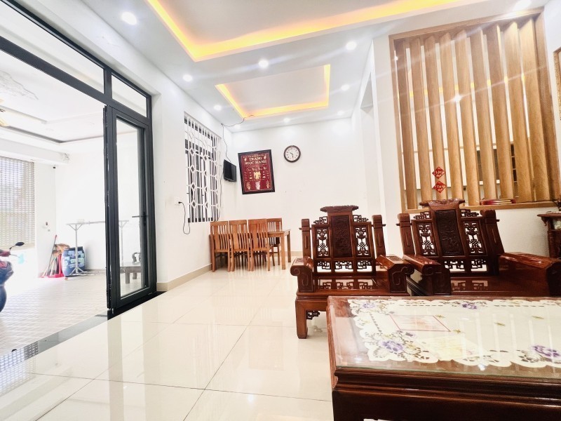Bán nhà mặt phố đường số 4, Phường Linh Xuân, TP HCM. DT 140m2, 3 tầng, giá  8.85 tỷ. 3